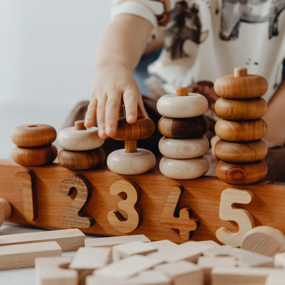 Kinder erkunden spielerisch die Natur in einer Hamburger Kita